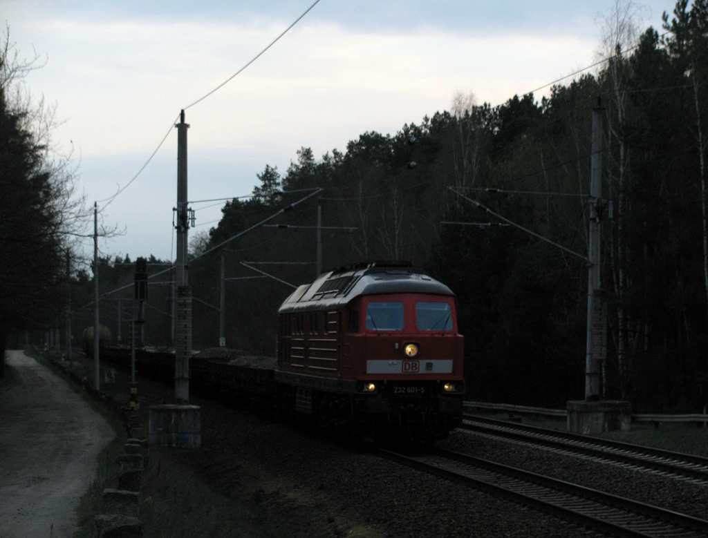 Am gegenlichtigen 15.04.2010 durchfuhr 232 601-5 mit einigen Schotterwagen Bestensee in Richtung K�nigs Wusterhausen.