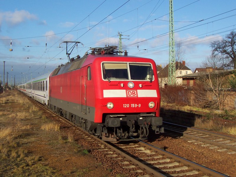 Am Gleis 2 f�hrt jetzt ein der EC 241  Wawel  aus Hamburg-Altona nach Krakow Glowny. Dieser Zug f�hrt am Freitag und Samstag mit 7 Waggons. Als Lok dient die Baureihe 120. L�bbenau/Spreewald den 08.12.2007