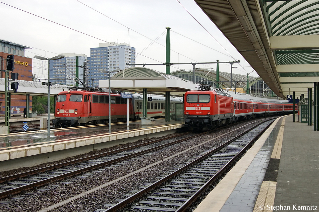 Am Gleis 2 steht die Rostockerin 112 118-5 mit dem RE 12370  Princess Cruises  aus Warnem�nde und auf Gleis 3 die Dortmunderin 110 438-9 mit dem DZ 2760  Princess Cruises  auch aus Warnem�nde. 21.07.2011