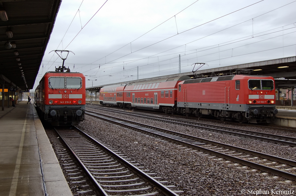 Am Gleis 3 steht in Berlin-Sch�nefeld Flughafen die 143 562-7 DB Regio AG, Bh Erfurt eine Leihgabe an Cottbus mit der RB22 (RB 28817) von Berlin-Sch�nefeld Flughafen nach Potsdam Griebnitzsee. Am Gleis 4 steht die 143 210-3 mit der RB14 (RB 28757) von Berlin-Sch�nefeld Flughafen nach Senftenberg. 13.12.2011