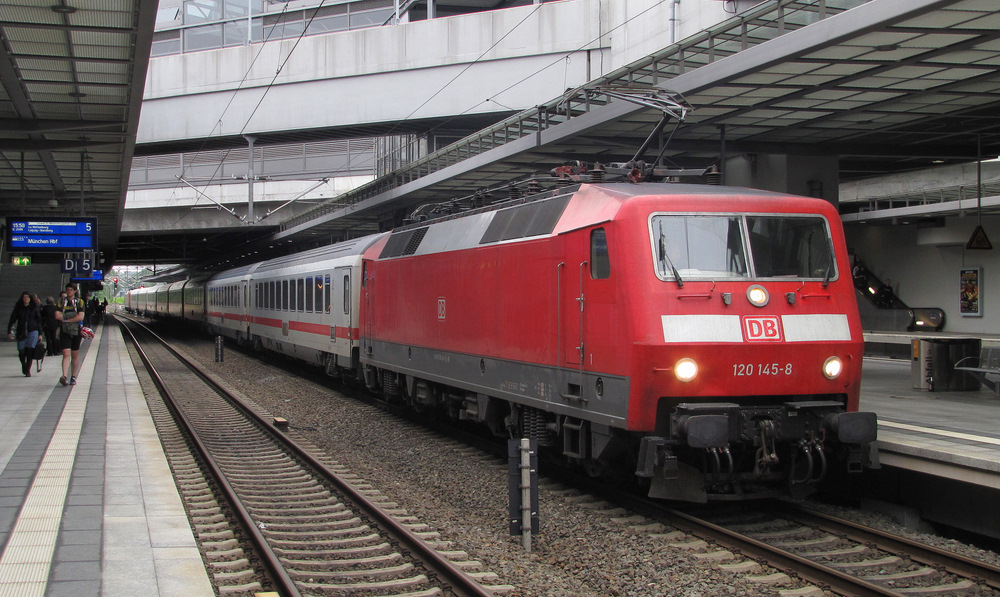 Am Gleis 4 steht bereitgestellt der IC 2200 von Berlin S�dkreuz nach Hamburg-Altona. Berlin S�dkreuz den 04.07.2011