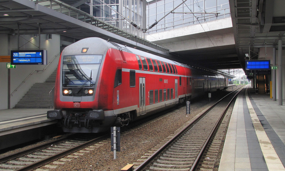Am Gleis 4 steht der RE5 nach Falkenberg(E) bereit. Er f�hrt in wenigen Sekunden weiter. Berlin S�dkreuz den 04.07.2011