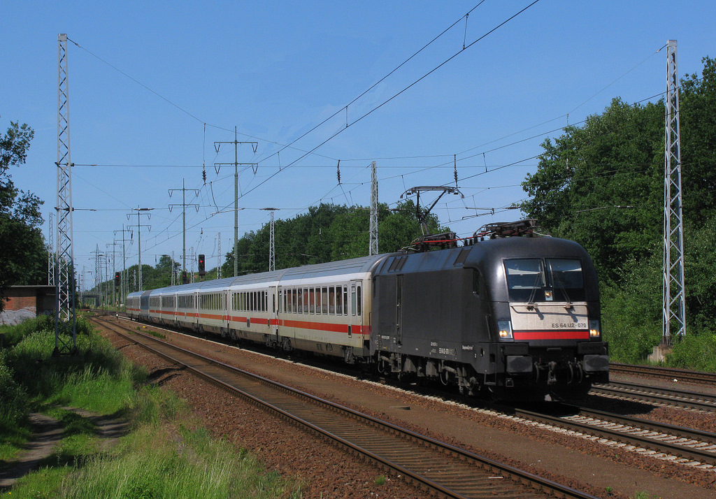 Am Herrentag (02.06.2011) ging es f�r uns aufgrund der angek�ndigten 18er, die sich als 02er entpuppte nach Diedersdorf. Fr�h genug angekommen gelang der erste erw�hnenswerter Schuss auf die ES 64 U2 - 070 mit ihrem EC 175 nach Budapest. Viele Gr��e an den Tf f�rs Pfeifen!