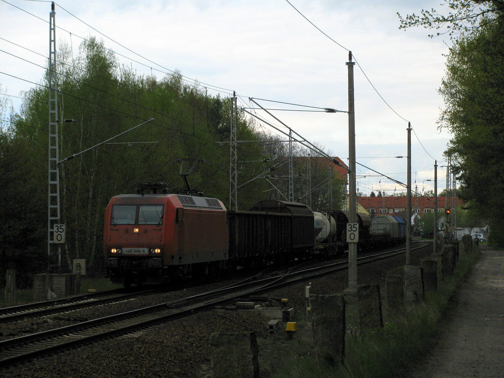 Am Tag  der bunten Abschiedshighlights  (27.04.2010) kam auch die 145 048-5 mit einem gemischten G�terzug durch Bestensee Richtung L�bbenau.