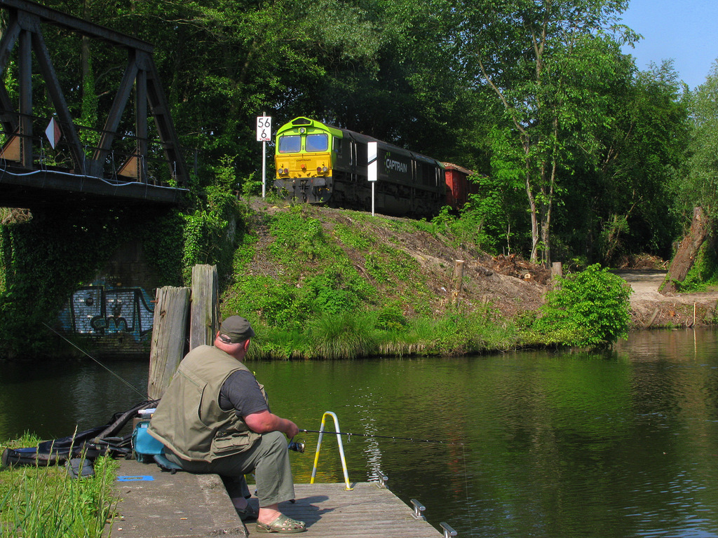 An der alten Dahmebr�cke (mittlerweile erneuert) in Neue M�hle erwarteten wir dann nochmal die Durchfahrt von 266 118-9 mit dem DGS 91828 von Rosendaal nach Beeskow. Auch der Angler war vor Ort und komplettierte das Bild somit stilvoll. 29.05.2010