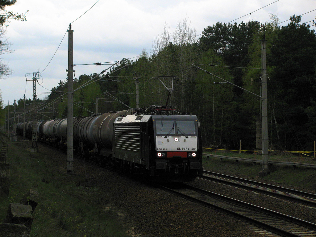 An diesem farbenfrohen und vorallem verkehrsreichen 27.04.2010 kam auch ein MRCE - Schnittchen (189 284 damals im Einsatz f�r CTL, Heute f�r ERS) Richtung Berlin mit einem Kesselzug vorbei.
