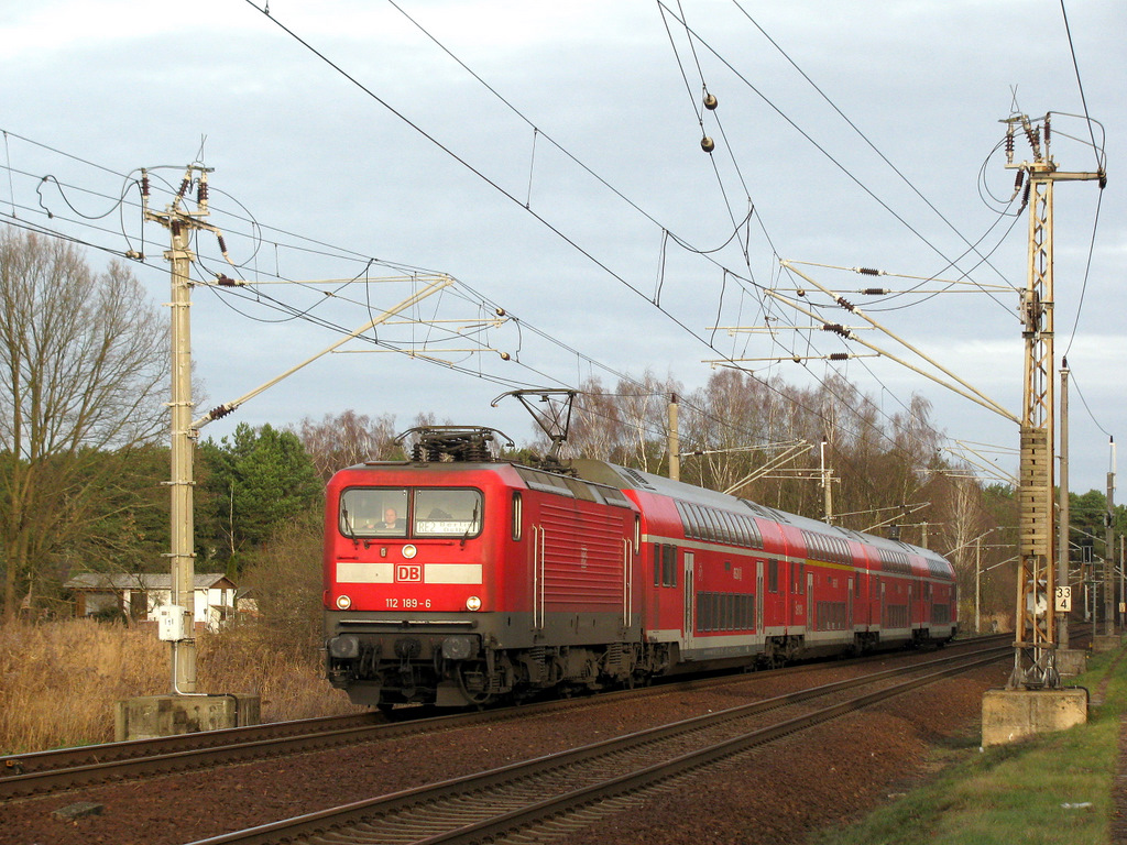 Anderer Ort, gedrehter Zug. RE 2 nach Cottbus mit Lok Richtung S�den am 28.11.2009 durch den Norden Bestensees.