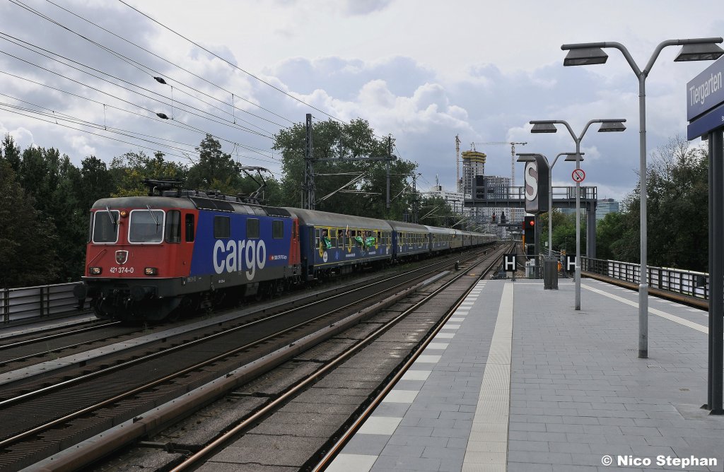 Anti-Atomkraft-Demo in Berlin: Den Reigen der bunten Z�ge,er�ffnete die SBB Re421 374-0 mit ausgestrahlt-Sonderzug-Nord (DPE 36640 L�neburg - Berlin Hbf) und vielen,vielen netten, begeisterten  Demonstranten,S-Bhf Tiergarten (18.09.10)