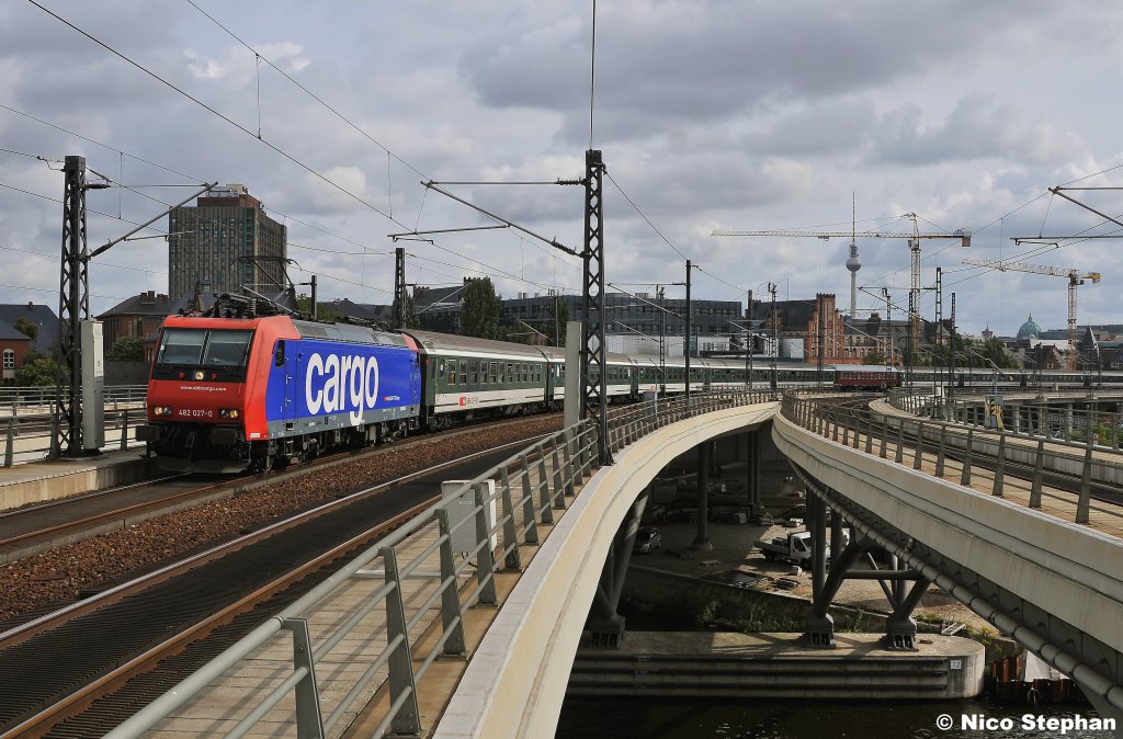 Anti-Atomkraft-Demo in Berlin: SBB Re482 027-0 mit ausgestrahlt-Sonderzug-S�d (DPE 36581 Basel Badischer Bhf - Berlin Hhf) bei sch�nster Sonne,Berlin Hbf (18.09.10)