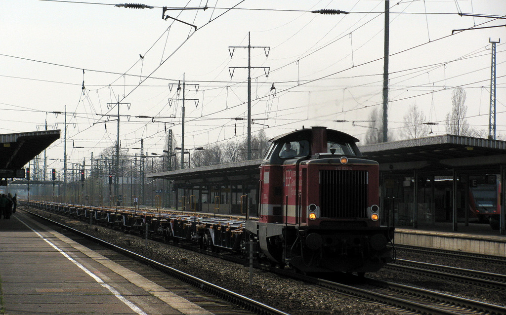 Auch 212 024-4 der EGP zog am 08.04.2010 mit vielen leeren, aber auch neuen Containerwagen durch Berlin Sch�nefeld Flughafen.