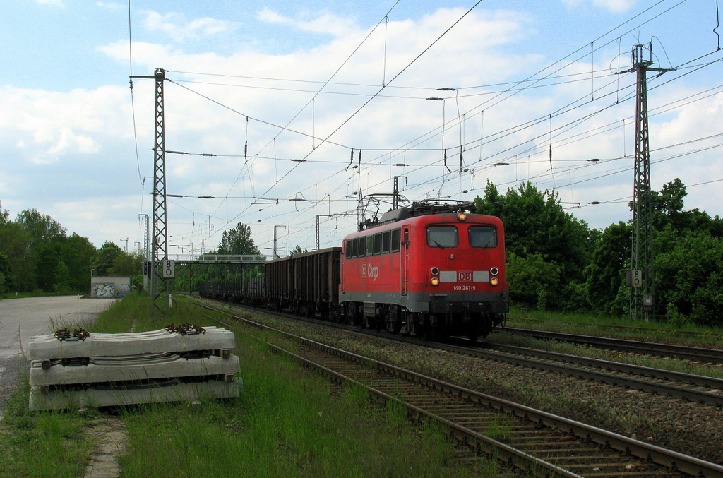 Auch Altbau gab es zu sehen Heute. Es war die 140 261-9 mit dem FE 45475 mit - 29 Minuten um 14:56 durch Saarmund von Seddin nach Tarnowskie Gory, aber leider mit Wolkenschaden.