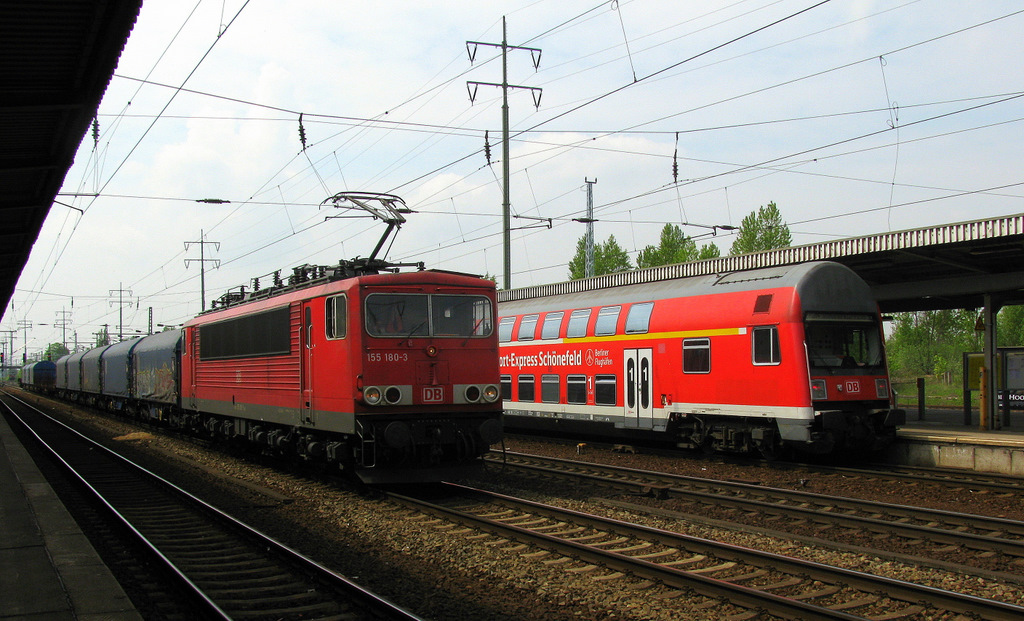 Auch bei der Durchfahrt am 09.05.2010 erwischt wurden diese beiden Sch�nheiten der ehemaligen DR. 155 180-3 mit einem G�terzug meets RB 14 Steuerwagen.