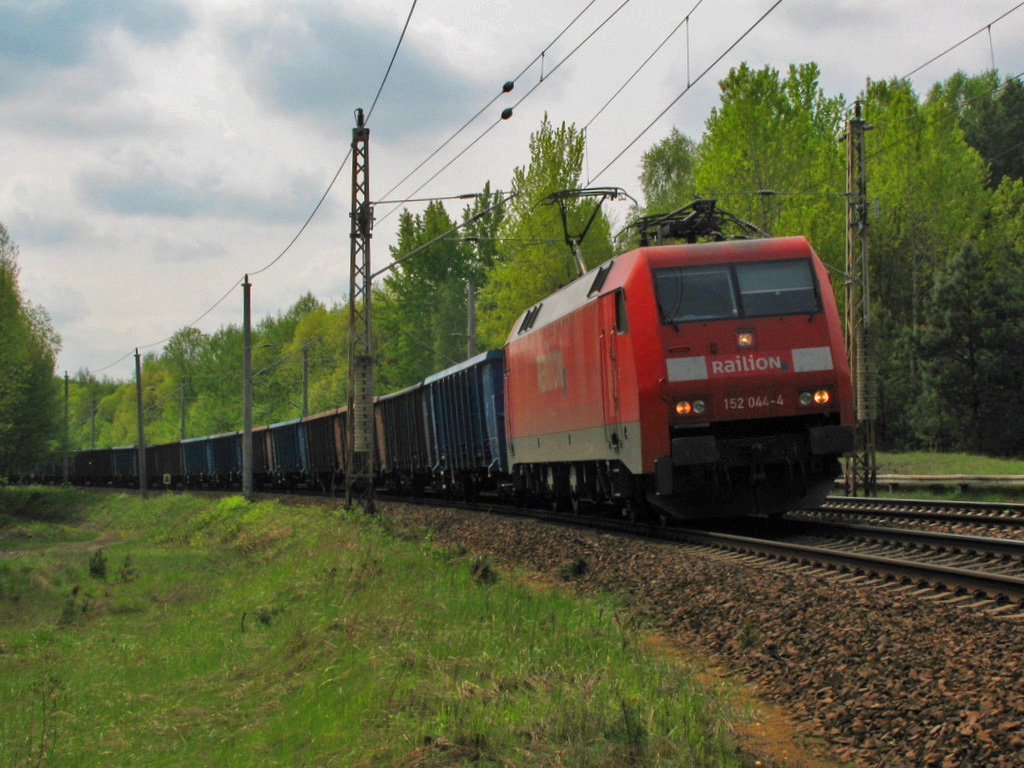 Auch bereits am 1.Mai war 152 044-4 unterwegs. Am 2.Mai allerdings mit einem Kohlenzug Richtung Norden durch Bestensee.