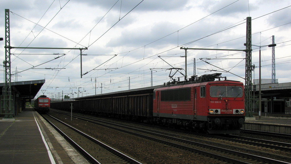 Auch ein Kohlenzug von K�nigs Wusterhausen kam am 18.05.2010 bespannt von 155 008-6 durch Sch�nefeld Richtung Spreewitz.