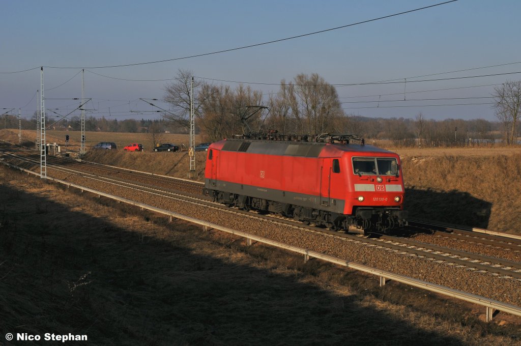 Auf der 120 130-0 fanden seit einigen Tagen Streckenkenntnisfahrten statt,hier rollt die gut gef�llte Maschine am B� 72 bei Priort vorbei (02.03.11)