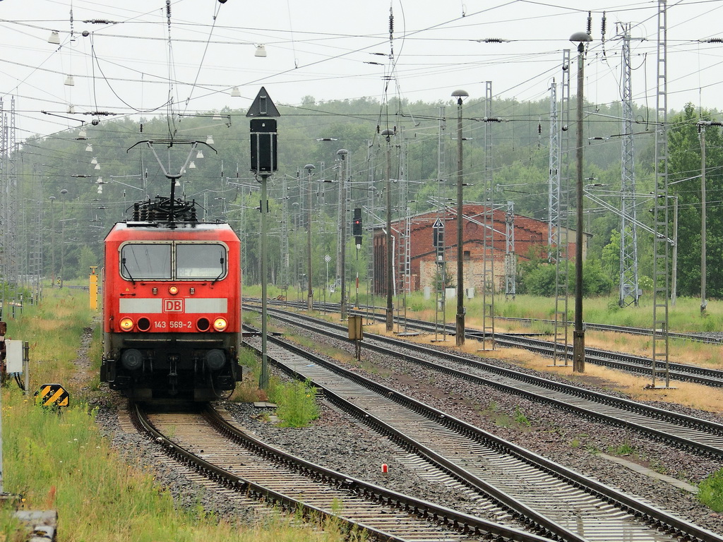 Auf dem Abstellgleis im Bahnhof Bad Belzig steht am 03. Juni 2012 143 569-2 mit dem RE 7 nach Berlin Wannsee 