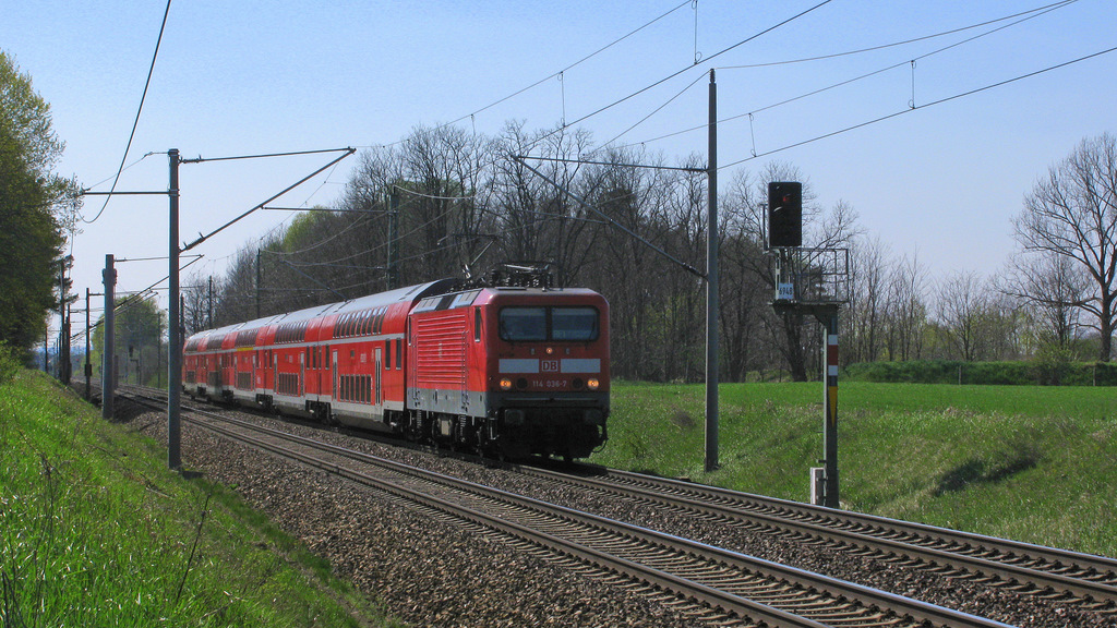 Auf dem Gegengleis zur �berholung des Erzzuges rauschte 114 036-7 mit ihrem RE 1 nach Frankfurt(Oder) an uns vorbei. 20.04.2011