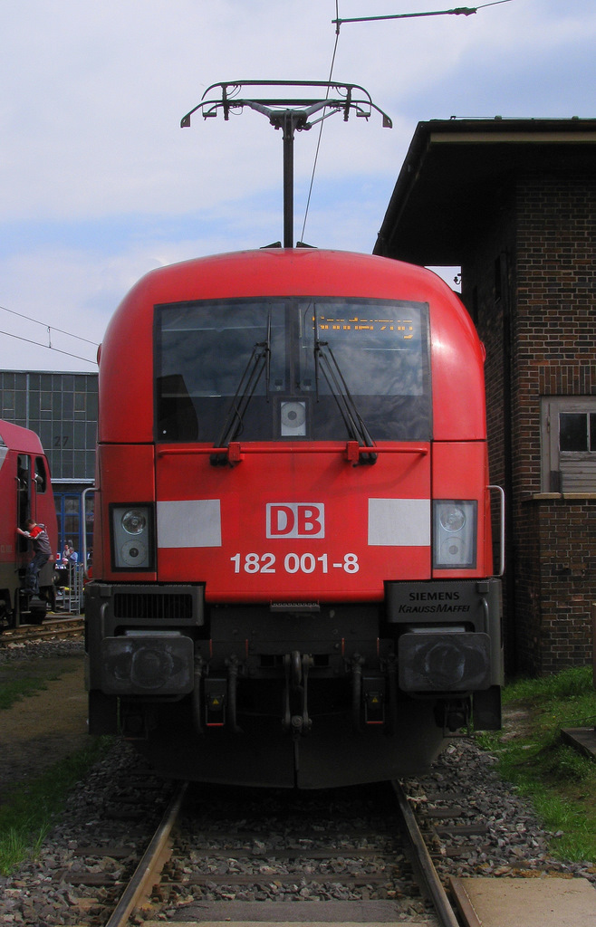 Auf dem letzten Bild vom 17.04.2011 dann 182 001, die allen offen stand. Man konnte sich an Board ein Bild der neuen Anlagen auf der Maschine machen und auch sonst viel sehen. Viele Gr��e an den Tf !