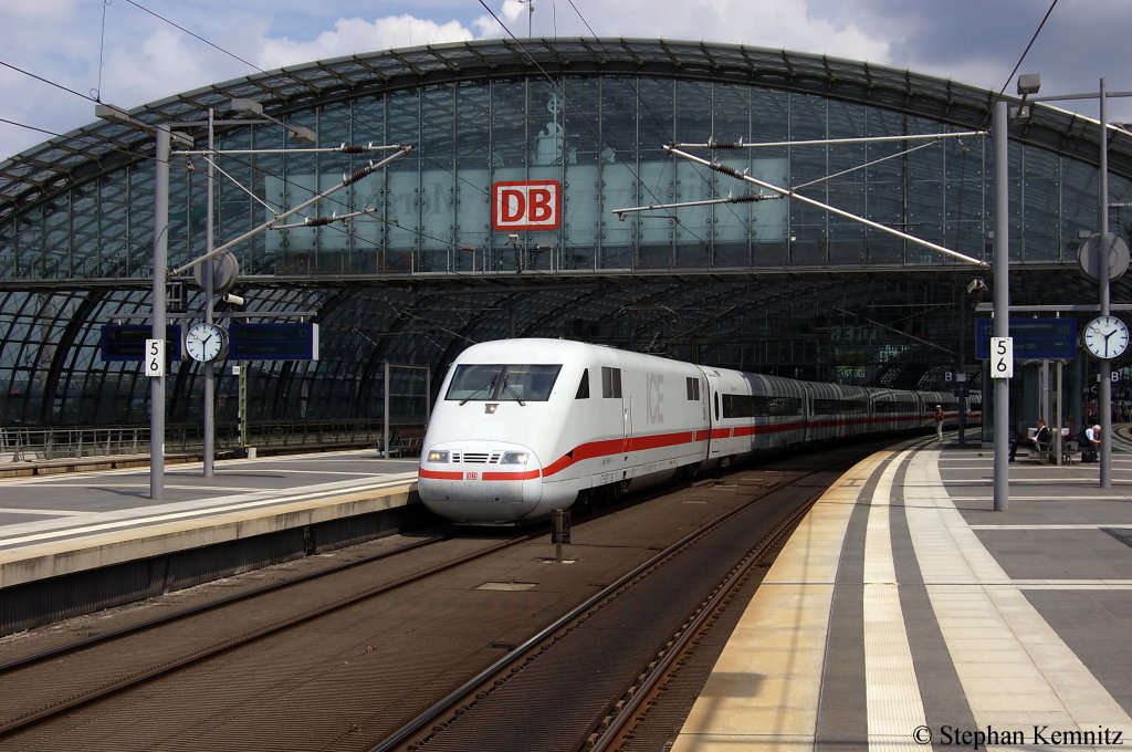Auf Gleis 13 am Berliner Hbf steht 401 554-1  Flensburg  als ICE 691 von Berlin Ostbahnhof nach M�nchen Hbf. 07.06.2011
