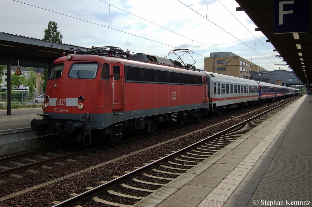 Auf Gleis 2 im Potsdamer Hbf steht die Dortmunderin 110 493-4 mit dem DZ 2681  BahnTouristikExpress-Norwegain Cruise Line , von Potsdam nach Warnem�nde. 27.05.2011