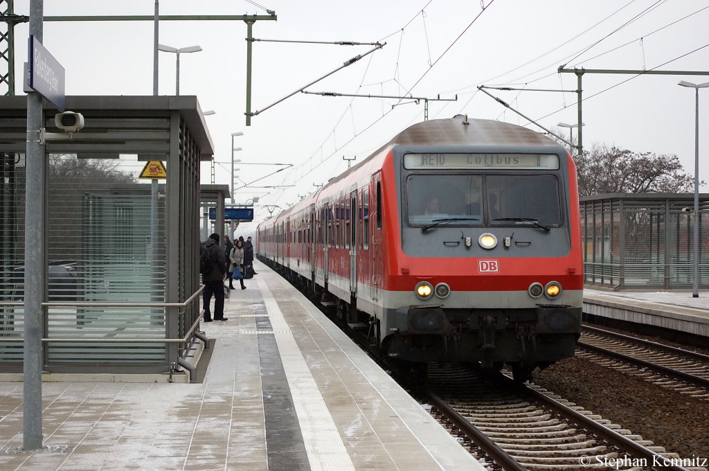 Auf Gleis 7 in Falkenberg(Elster) f�hrt der RE10 (RE 18457) nach Cottbus ein. Geschoben von der 182 008-3. 19.02.2011