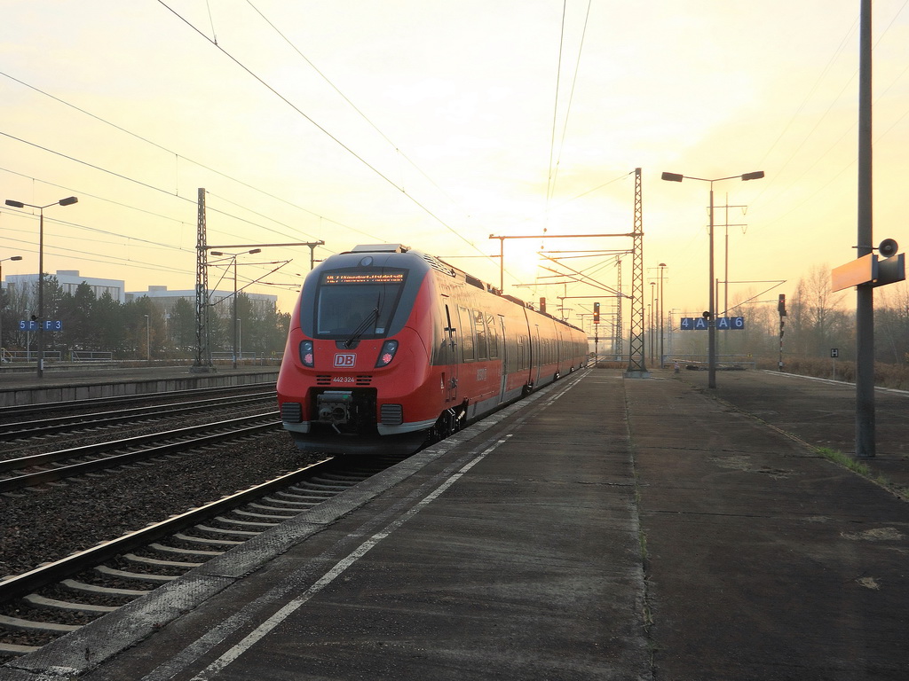 Aus dem Bahnhof Berlin Flughafen Sch�nefeld ausfahrender RE 7 (RE 18262 ) nach W�nsdorf-Waldstadt mit 442 824 und 442 324 am 21. November 2012.