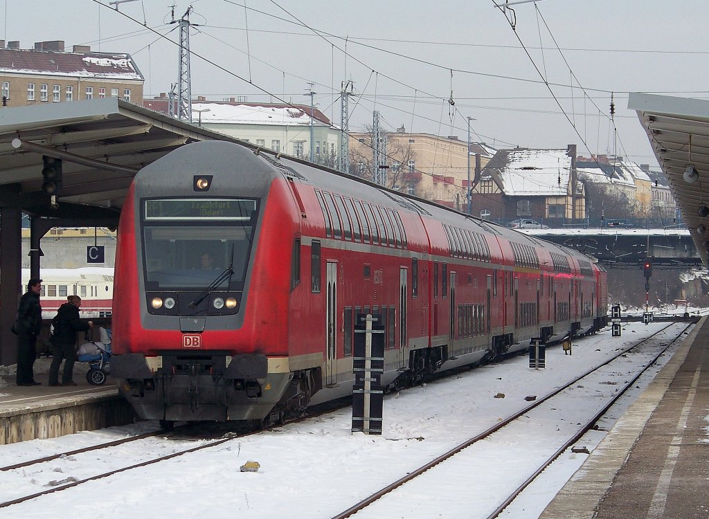 Aus Frankfurt/Oder kam hier der RE1 in den Bahnhof von Berlin Lichtenberg eingefahren. Nach kurzem aAfenthalt geht es dann weiter wieder zur�ck nach Frankfurt/Oder. 24.01.2010