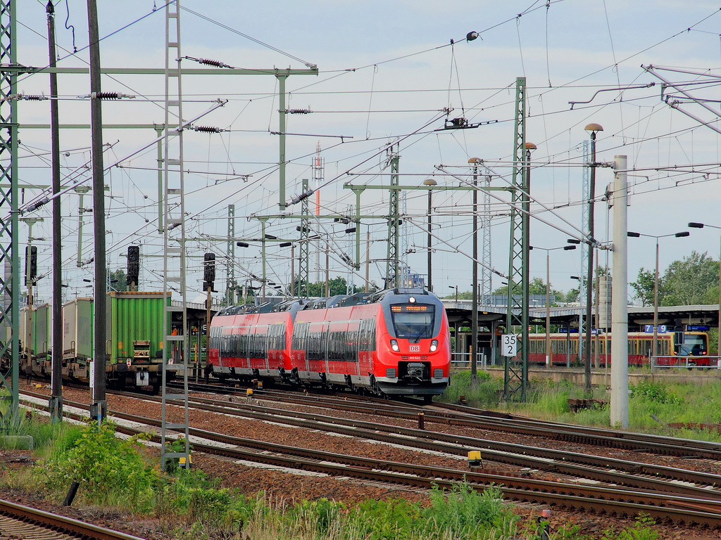 Ausfahrt RB 22 (RB 28831) nach Potsdam Hauptbahnhof mit 442 622 und 442 624 am 02. Juni 2012 vom Bahnhof Berlin Sch�nefeld Flughafen. 
