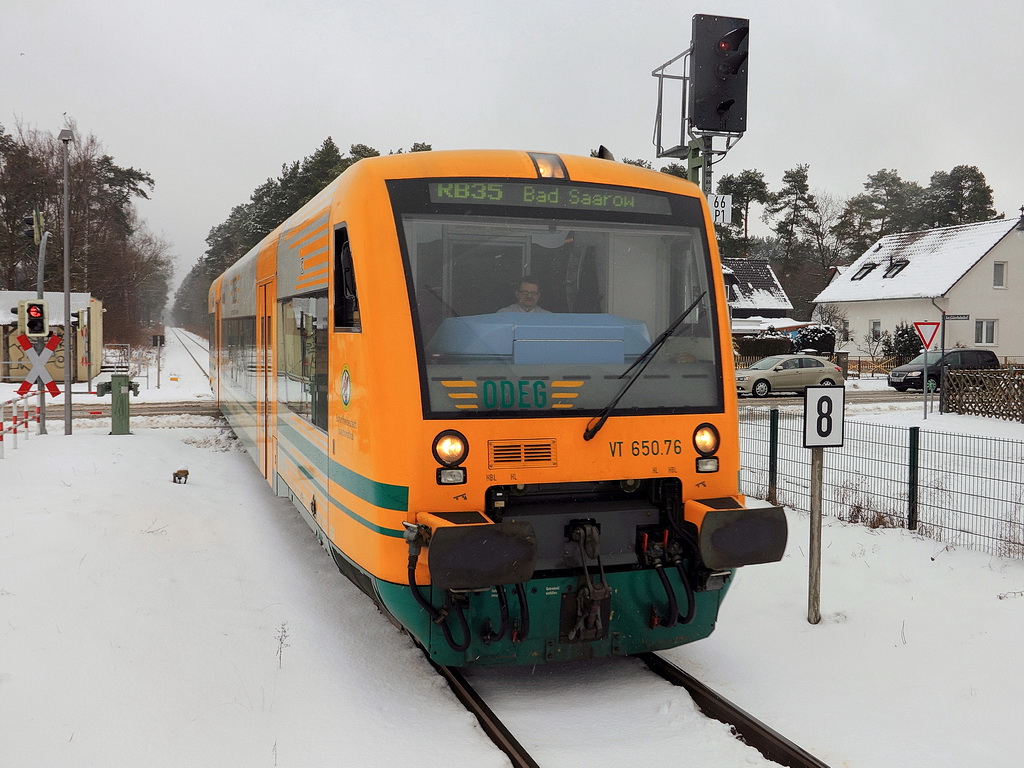 Bad Saarow-(Pieskow)  am 22. Februar 2013, Einfahrt VT 650.76 (Schorfheidestadt Joachimsthal) der ODEG als RB 35 nach Bad Saarow Klinikum.