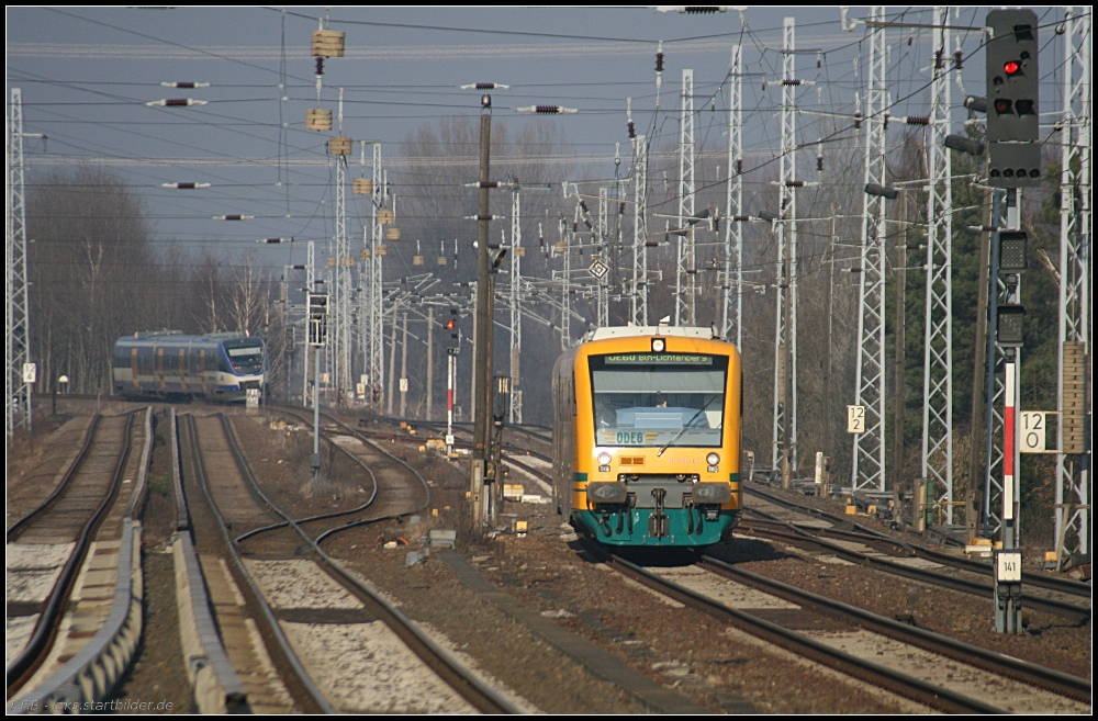 Bahnalltag in Karow: W�hrend VT 643.20 sich in die Kurve nach Basdorf legt, kommt VT 650.62 als OE 60 nach Lichtenberg am S-Bahnhof Karow vorbei (gesehen 24.02.2011)