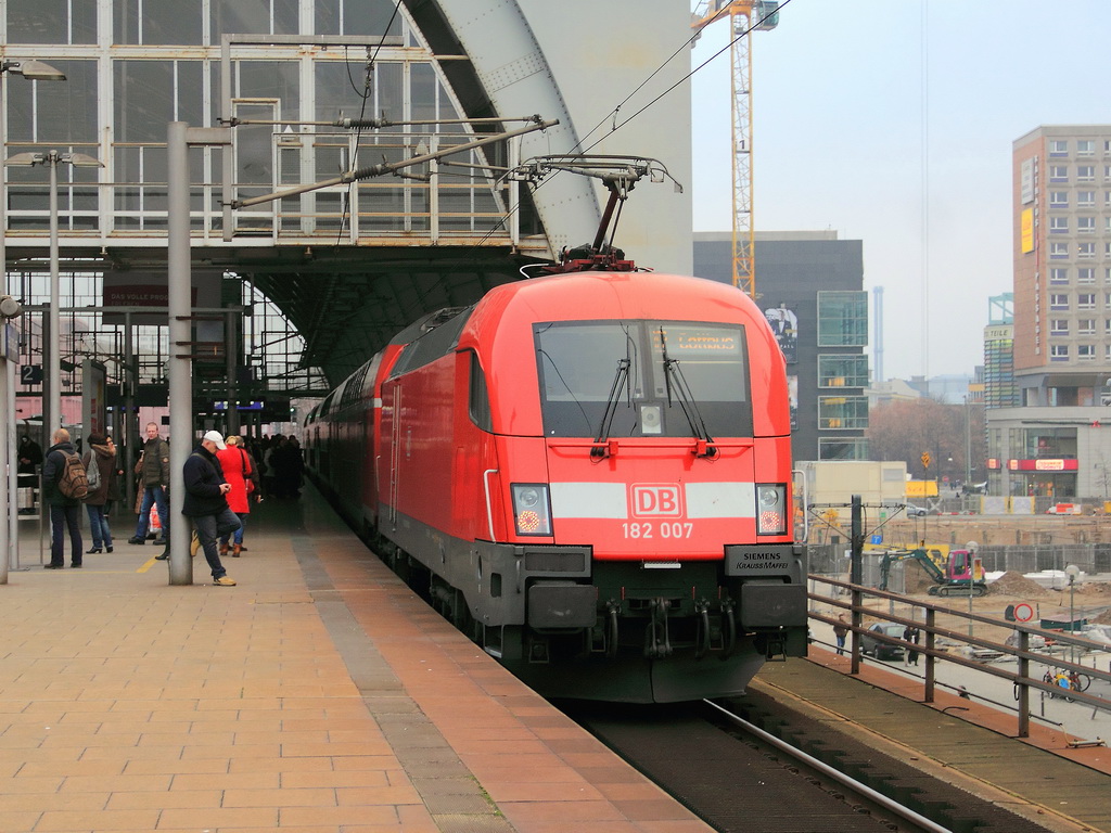 Bahnhof Berlin Alexanderplatz 21. November 2012 Schublok 182 007 des RE 2 (RE 37411) von Wittenberge nach Cottbus.