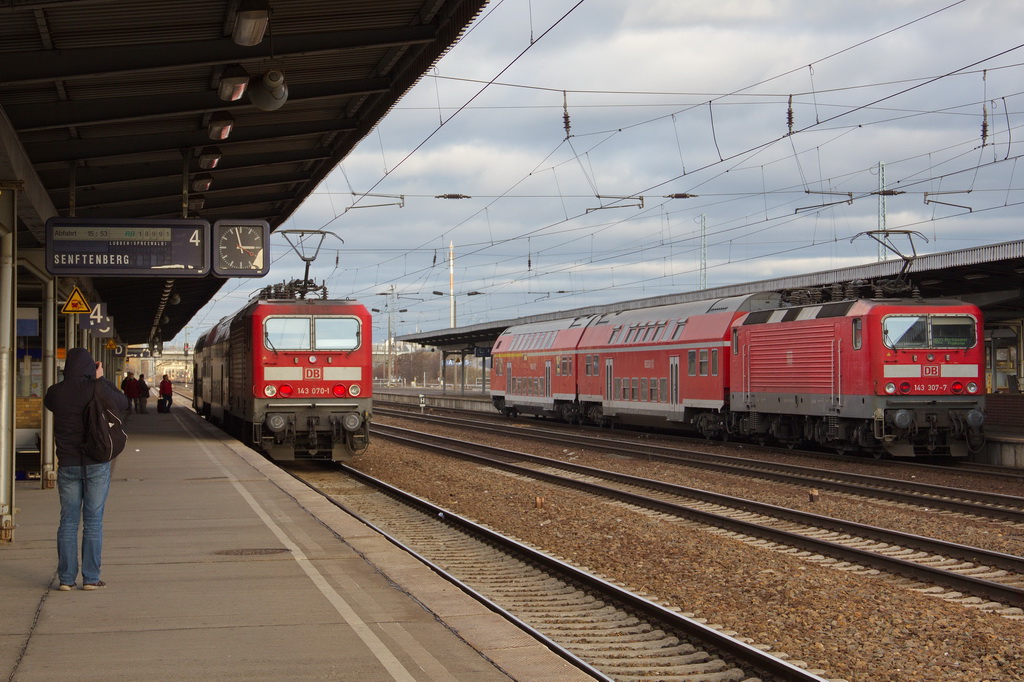 Bahnhof Berlin Sch�nefeld Flughafen am 15. Januar 2012, auf Gleis 3 steht zur Abfahrt bereit 143 307-7 mit der RB 22 (RE 28821) nach Potsdam Hauptbahnhof und auf Gleis 4 143 070-1 mit dem RB 14 (RB 18991) nach Senftenberg. 