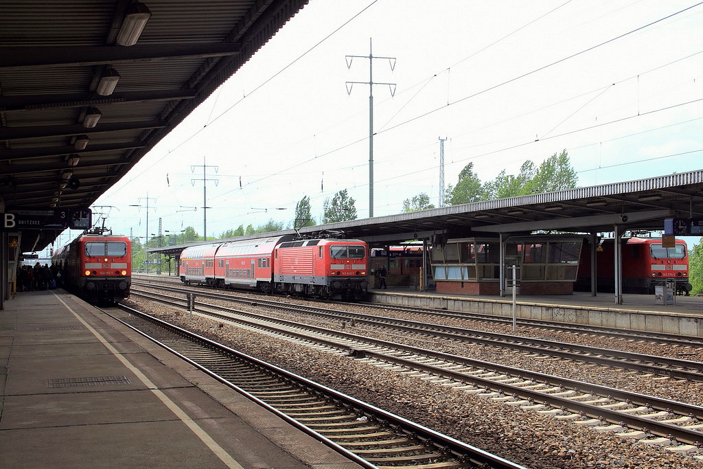 Bahnhof Berlin Sch�nefeld Flughafen am 09. Mai 2012. Zur Abfahrt stehen bereit auf Gleis 3 143 193-1 mit dem RB 22 (RB 28821) nach Potsdam Griebnitzsee, auf Gleis 6 143 574-2 mit dem RB 14 (RB 18922) nach Nauen und auf Gleis 04 143 642-7 mit dem RB 14 (RB 18991) nach Senftenberg. 
