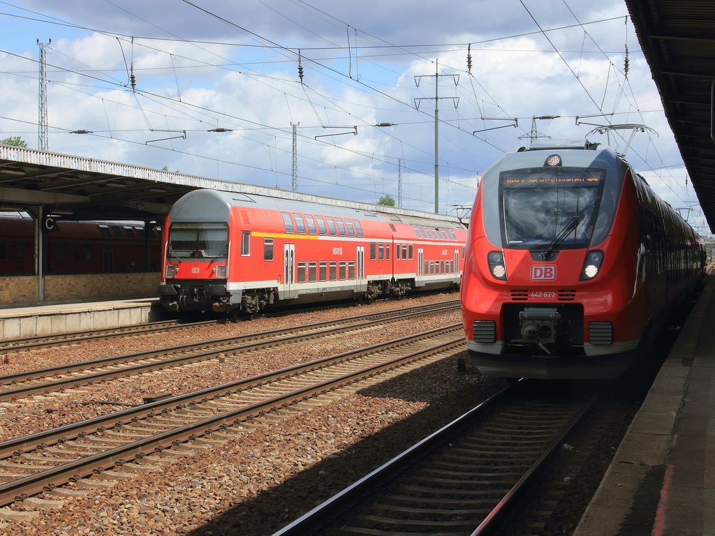 Bahnhof Berlin Sch�nefeld Flughafen am 02. Juni 2012, an diesem Tag wurde 442 622 mit 442 624 als RB 22 eingesetzt. Hier steht die Einheit am Gleis 3. 