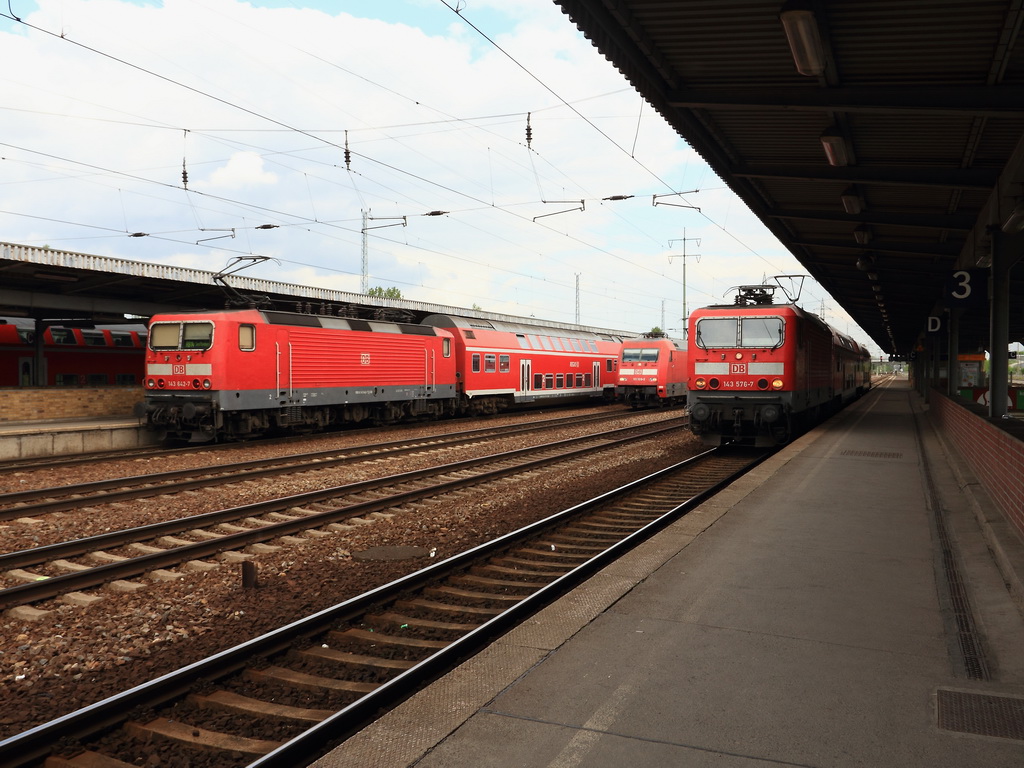 Bahnhof Berlin Sch�nefeld Flughafen. Auf Gleis 3 steht 143 576-7 mit RB 22 nach  Potsdam Griebnitzsee  (RB 28819), auf Gleis 4 steht 143 642-7 mit RB 14 nach Senftenberg (RB 28759). Auf dem Durchfahrgleis durchf�hrt 101 106-3 mit einem Personenzug den Bahnhof und im Hintergrund steht RB 18920 nach Nauen auf Gleis 6. Die Aufnahme ist vom 04. Mai 2012. 

