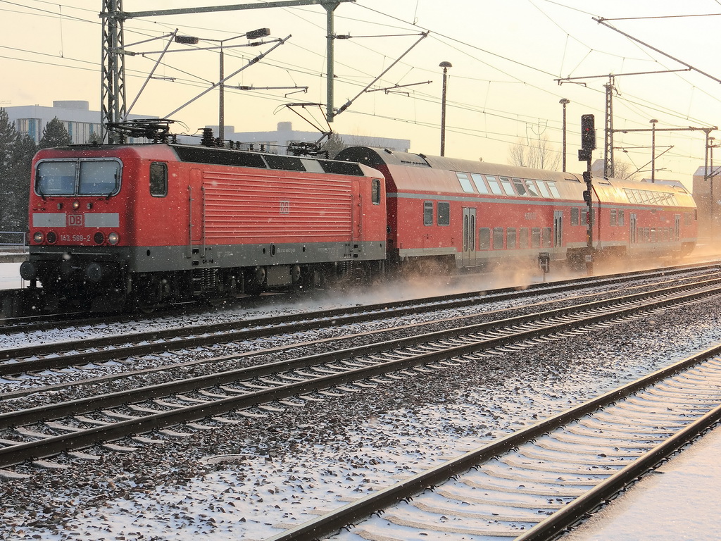 Bahnhof Berlin Sch�nefeld Flughafen, Einfahrt 143 569-2 mit RB 22 (RB 28822) von Potsdam Griebnitzsee am 03. Februar 2012. 