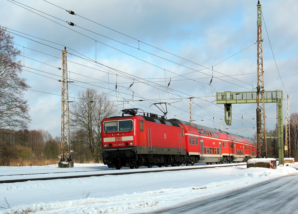 Bei 143 566-8 schlug die Fotowolke zu. Gesehen am 03.02.2010 in Richtung Calau durch Bestensee.