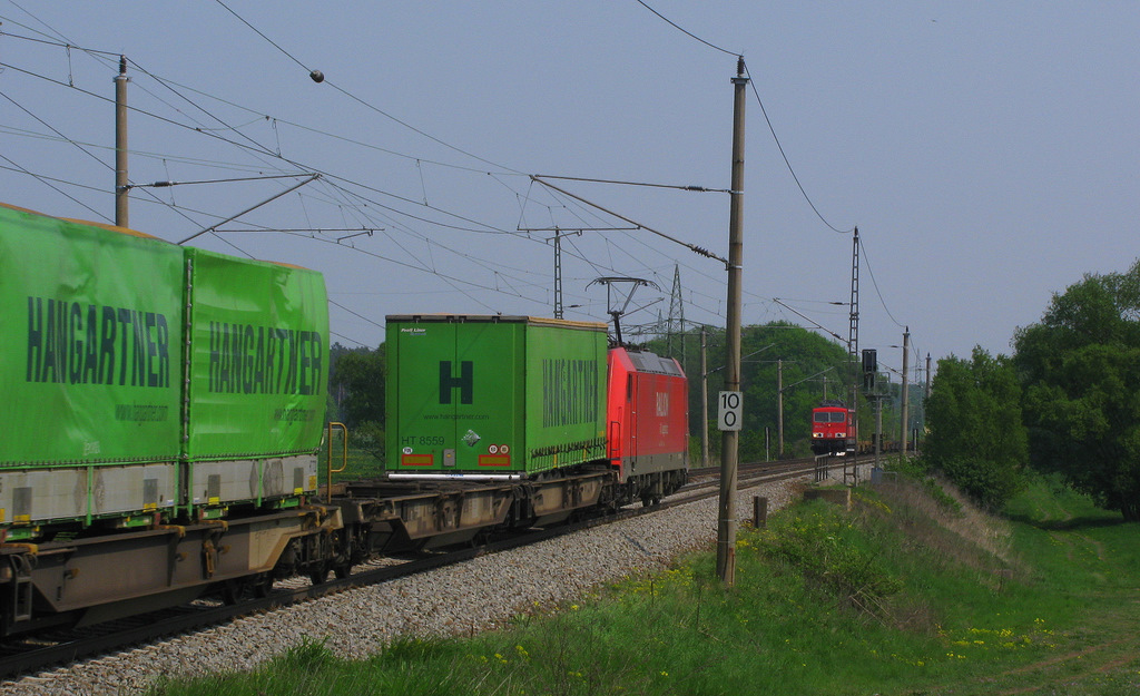 Beim Liste in den Laptop h�mmern �berrascht uns eine unbekannte 185er mit einem Hangartner Richtung Ostsee und f�hrt eine unbekannte 155 mit fast leeren Containerzug leider zu. Aber bei so einem guten Fototag kann man das schonmal verkraften ;-)! 29.04.2011