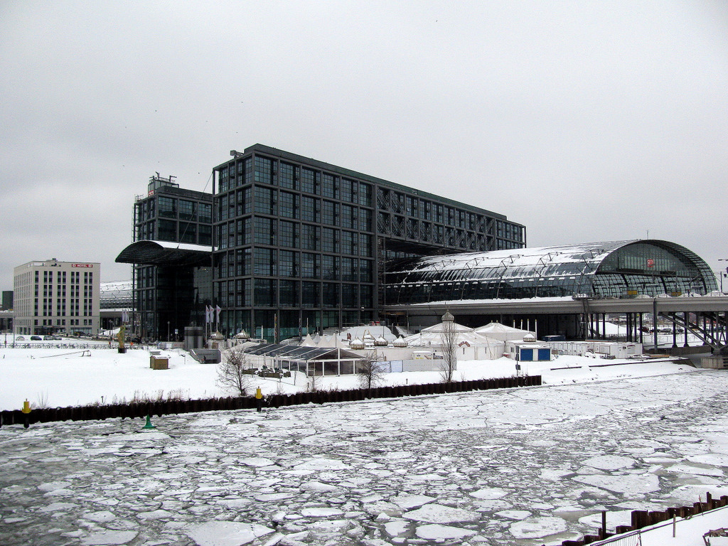 Blick auf den verschneiten Berliner Hbf. am 13.02.2010.
