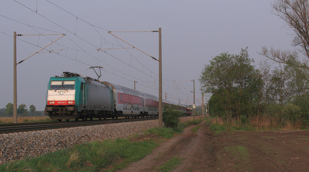 CNL 1246 aus M�nchen Ost mit 186 135-0 an der Spitze war f�r Hannes glaube ich sein erstes gro�es Highlight. Gr��e zur�ck an den Tf! 29.04.2011