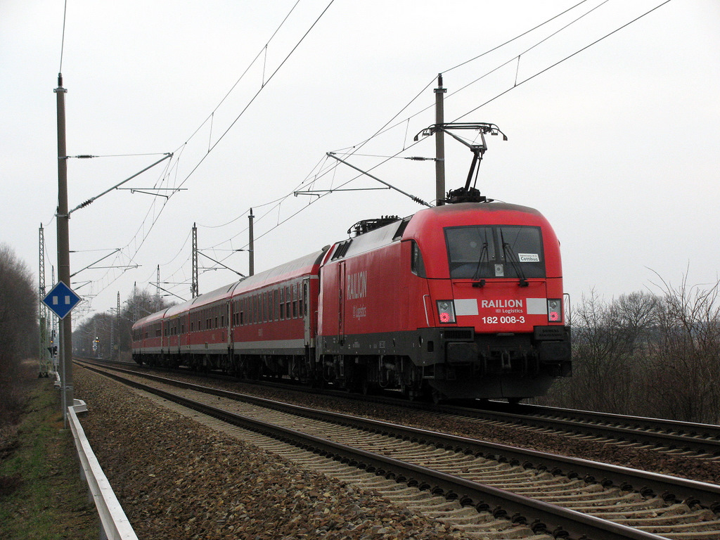 Da kommt der n�chste RE 10 von Leipzig nach Cottbus geschoben von 182 008-3 am 13.12.2009.
