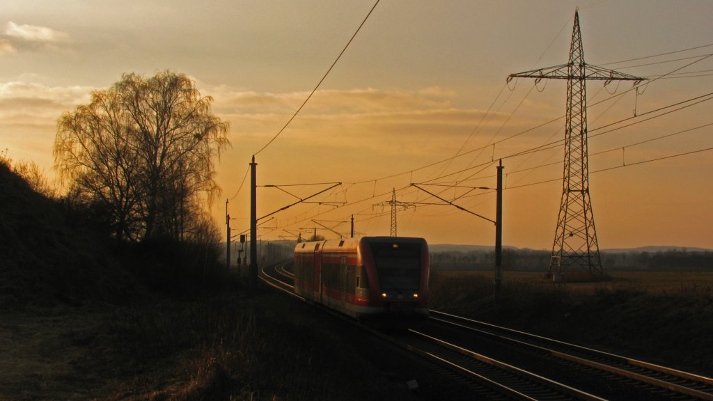 Da mir die Stimmung sehr gefiel und ich euch dieses Bild eben nicht vorenthalten wollte,zeige ich euch diesen 646er der DB der um 16:50 am 05.03.2011 als RB 22 von Potsdam Richtung Berlin Sch�nefeld Flughafen Nudow durchquerte.