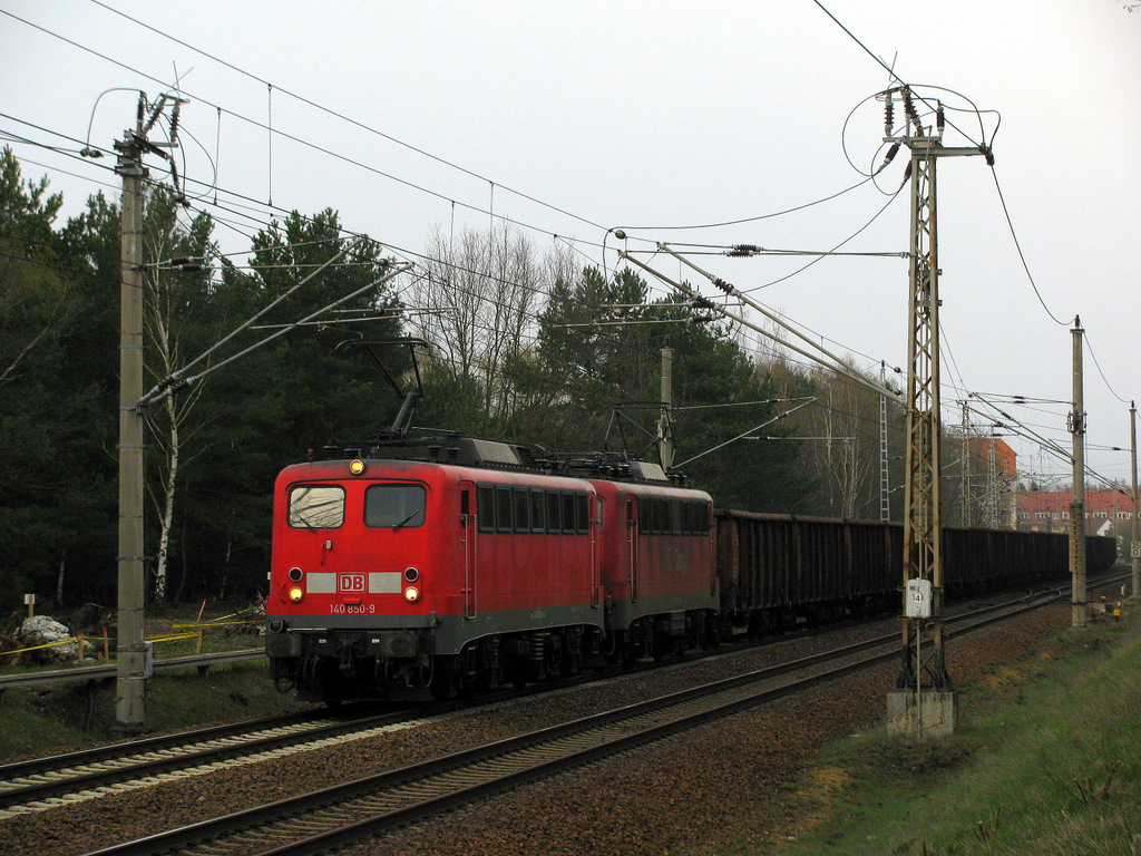 Da schlug das Herz h�her, denn die Bahn schickte mir doch dieses sehr sch�ne Doppel zum fast Abschied der Strecke, denn am 03.05.2010 war es f�r ein Jahr vorbei. Es sind 140 850-9 und 140 834-3 (in schlechtem Zustand) mit dem Kohlenzug K�nigs Wusterhausen - Spreewitz (CS 6XXXX) mit + 75. Mein erstes Doppel und nun hat der Kohlenzug wirklich alles gesehen, was die DB hat. 155er bespannen 95% der Z�ge, Drehstrom ist schon selten aber das ist echt der OBERHAMMER! Am 13.04.2010 in Bestensee.