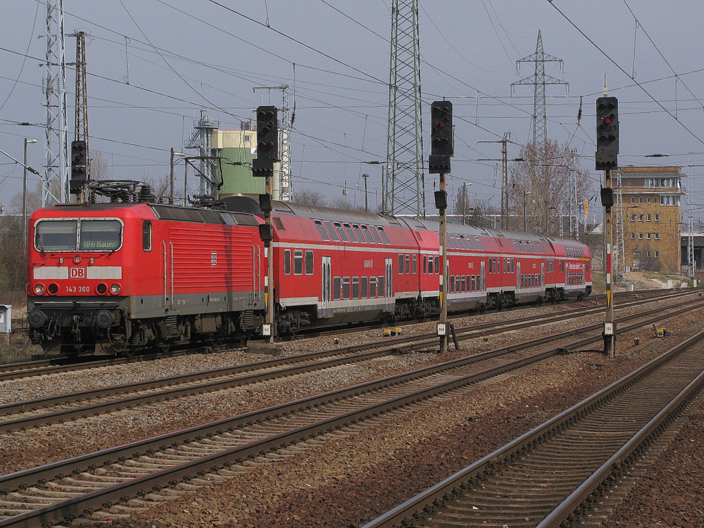 Damit die 143er nicht zu kurz kommen: 143 360 bei der Einfahrt mit der RB 14 von Nauen in den Sch�nefelder Bahnhof. 02.04.2011