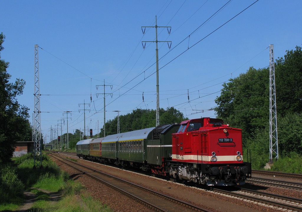 Dann folgte der  Vorzug  am 02.06.2011 vor dem Sonderzug von Leipzig nach Berlin Sch�neweide. Knapp 19 Minuten zu fr�h (11:20) erschien die 112 708-3 mit dem zweiten Tender der 18 201 und einem kurzen Sonderzug mit dem 18 201 dann nach Leipzig via Magdeburg und Halle fuhr. Die 112 fuhr dann sp�ter mit dem Alex-Zug zur�ck. Gr��e auch hier an das Lokpersonal!