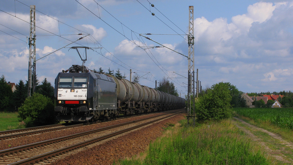 Dann ging es in den S�den Falkenbergs. Dort trafen wir einen weiteren Fotografen. Viele Gr��e an der Stelle! In Schmerkendorf folgte dann also 185 554-3 mit einem Kesselzug um 10:22 Uhr in Richtung R�derau/Riesa. 01.07.2011