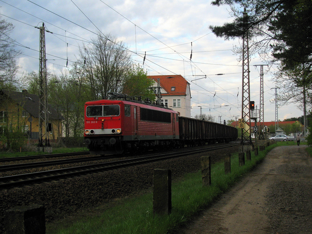 Dann ging ich aber, doch mein Weg wurde noch von etwas  normalem  gekreuzt. 155 262-9 mit CS 6XXXX nach Spreewitz von K�nigs Wusterhausen mit +10 am 27.04.2010 um 19:00 durch Bestensee.