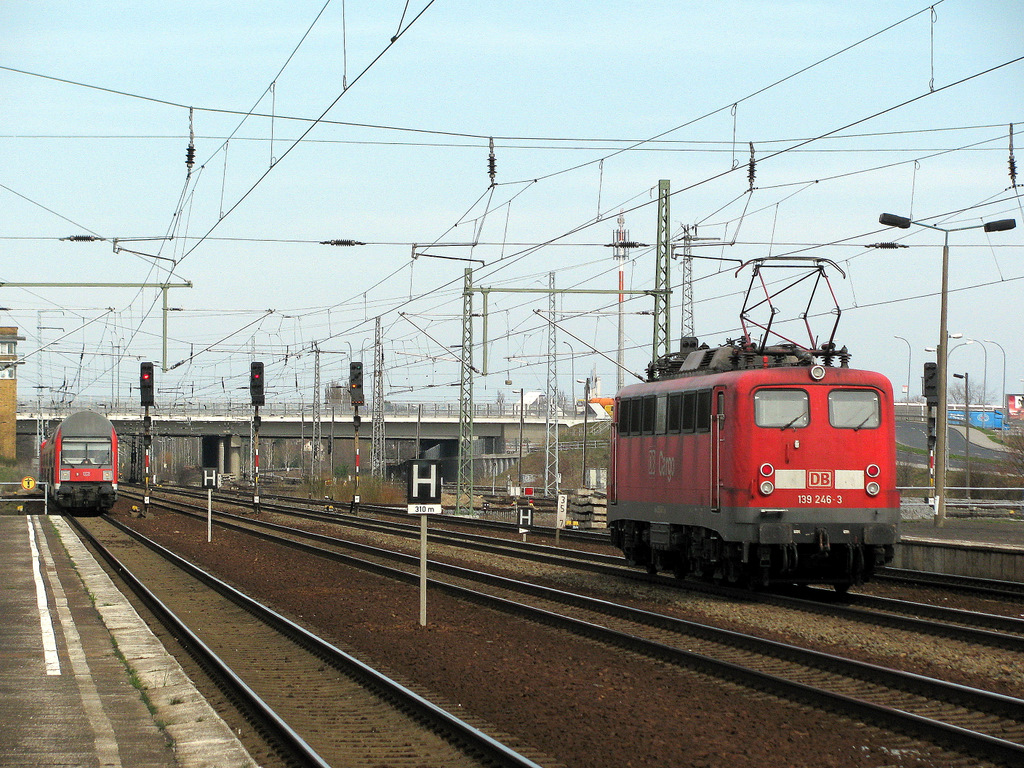 Dann wechselte ich die Seite, da ich zur RB nach Hause wollte. Es kam aber noch 139 246-3 durch den Bahnhof Richtung Gr�nauer Kreuz am 08.04.2010 (links: RB 14 nach Nauen...geschoben von der gl�nzenden 114 022, welche am 26.03. ihre Revision erhielt)
