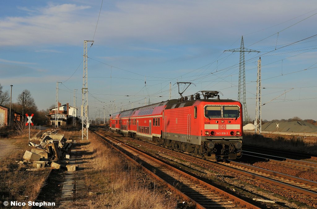 Das beste Foto des Tages,143 818-3 war mit ihrer RB 21 im sch�nsten Abendlicht auf dem Weg nach Potsdam,hier im ehemaligen Bahnhof von Satzkorn abgelichtet (12.02.11)