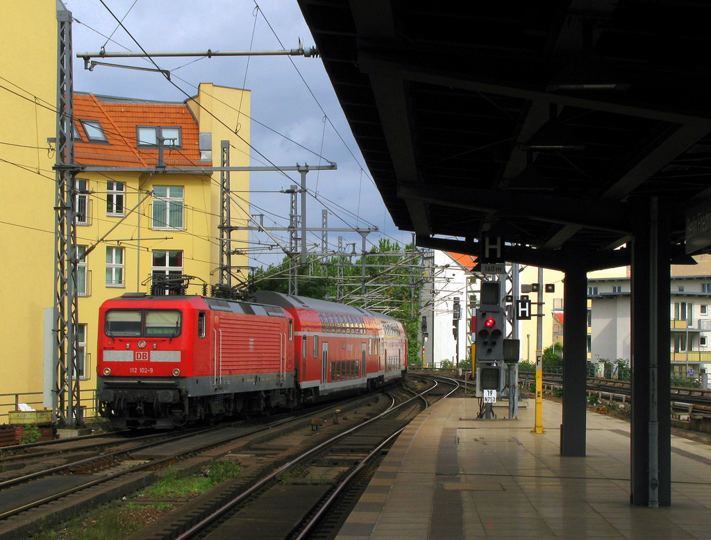Das einzige Bild des Tages mit richtiger sch�ner Sonneneinstrahlung gelang Hannes und mir im Bahnhof Friedrichstr., als 112 102-9 mit einem  falsch  gereihten RE 2 um 9:05 den Bahnhof erreichte. 12.06.2010